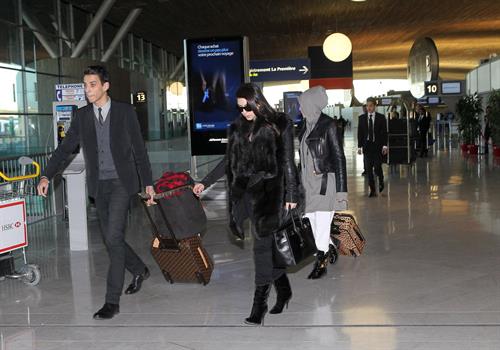 Kim Kardashian - Touches down in Paris (28.01.2013)