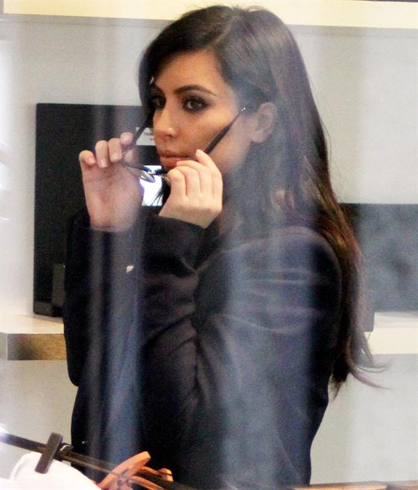 Kim Kardashian - Shops for lingerie at the the Curve Boutique in Los Angeles (05.02.2013) 