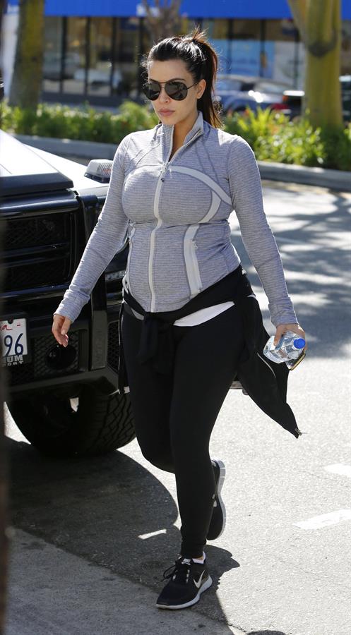 Kim Kardashian - Heads to the gym in Studio City (16.04.2013) 