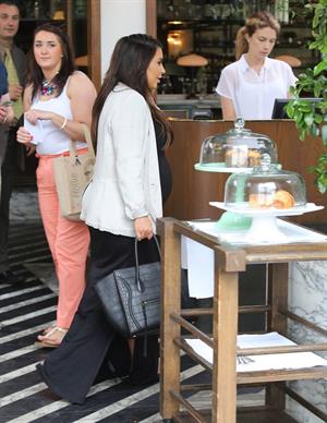 Kim Kardashian - Moves her growing baby bump through Los Angeles (03.06.2013) 