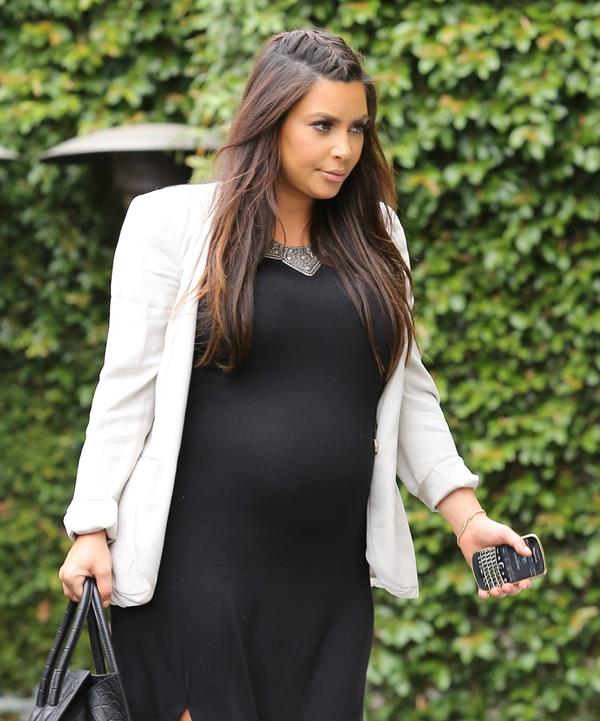 Kim Kardashian - Moves her growing baby bump through Los Angeles (03.06.2013) 