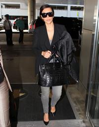 Kim Kardashian Arrives at Miami International Airport to catch a flight in Miami (November 15, 2012) 
