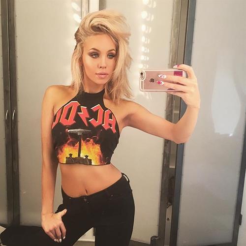 Imogen Anthony taking a selfie