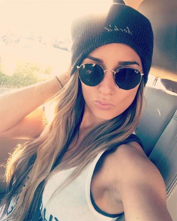 Jessie James Decker taking a selfie