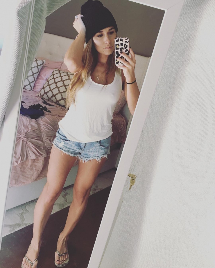 Jessie James Decker Selfie Pictures Jessie James Decker taking a selfie
