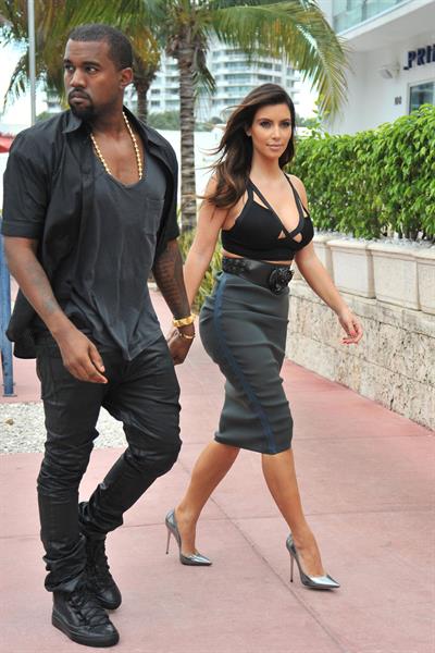 Kim Kardashian out for dinner in Miami 10/14/12 