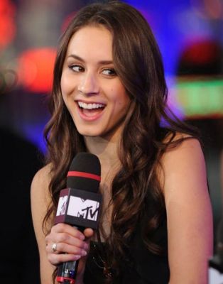 Troian Bellisario