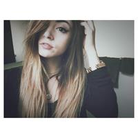 Chrissy Costanza taking a selfie