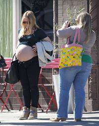 Kristen Bell - Exposes her belly button in Los Angeles (26.02.2013) 