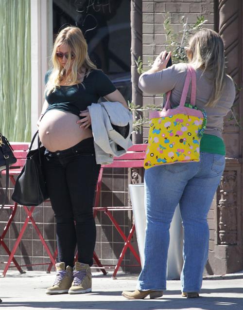 Kristen Bell - Exposes her belly button in Los Angeles (26.02.2013) 