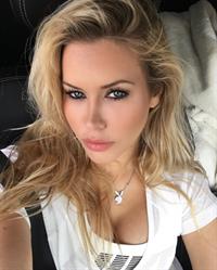 Kennedy Summers taking a selfie