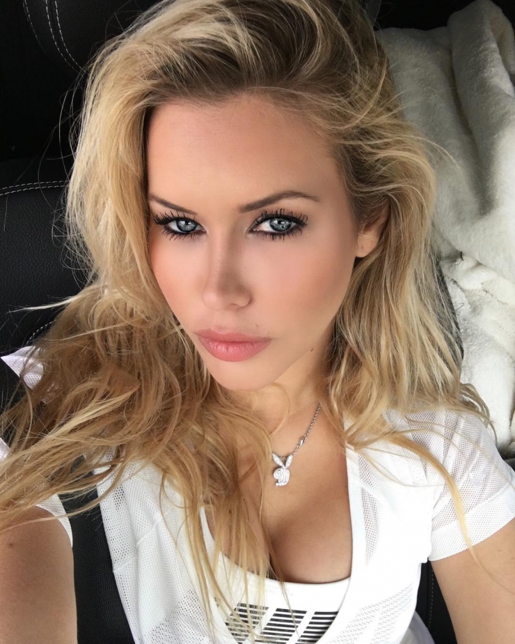 Kennedy Summers taking a selfie