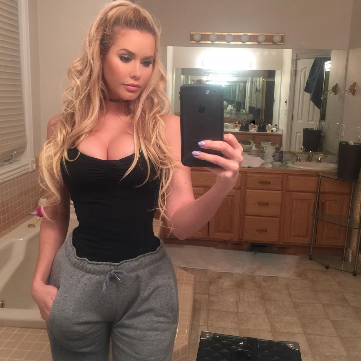 Kennedy Summers taking a selfie
