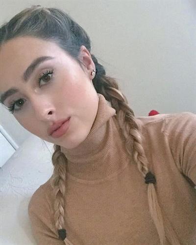 Anna Sophe taking a selfie