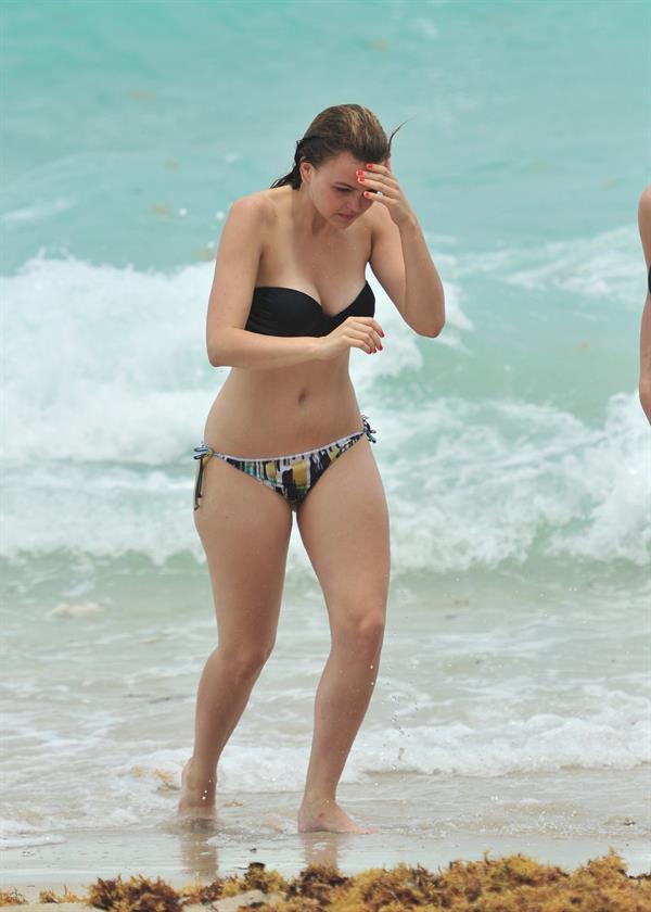 Aimee Teegarden beach candids in Miami 09.06.2011