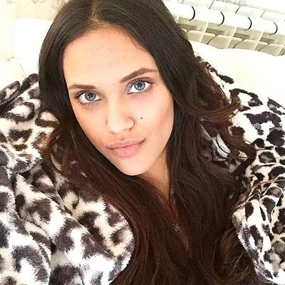 Dalianah Arekion taking a selfie