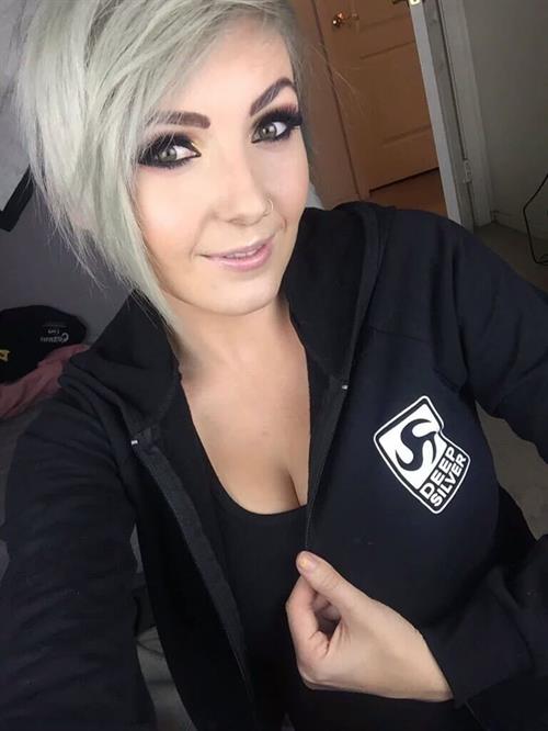 Jessica Nigri taking a selfie