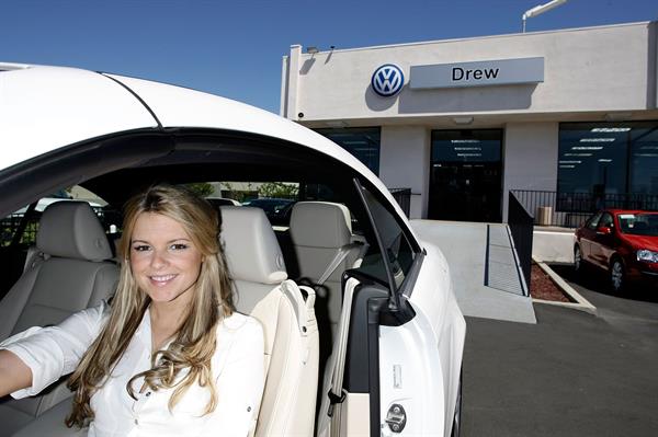 Ali Fedotowsky shops for a new car in San Diego on August 20, 2010 