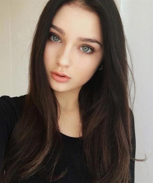 Sophi Knight taking a selfie