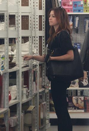 Alyson Hannigan Goes shopping in Santa Monica (November 7, 2013) 
