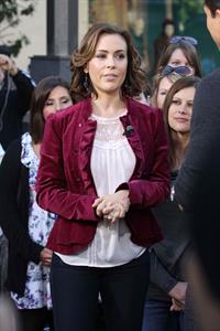 Alyssa Milano Extra at the Grove in Los Angeles November 30, 2010