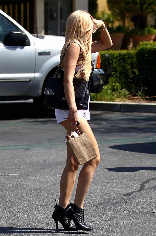Amanda Bynes heading to a salon - LA - May 19, 2012
