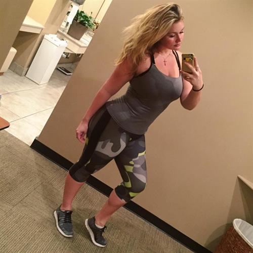 Hunter McGrady taking a selfie