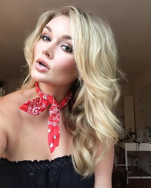 Hunter McGrady taking a selfie