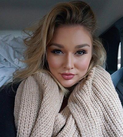 Hunter McGrady taking a selfie