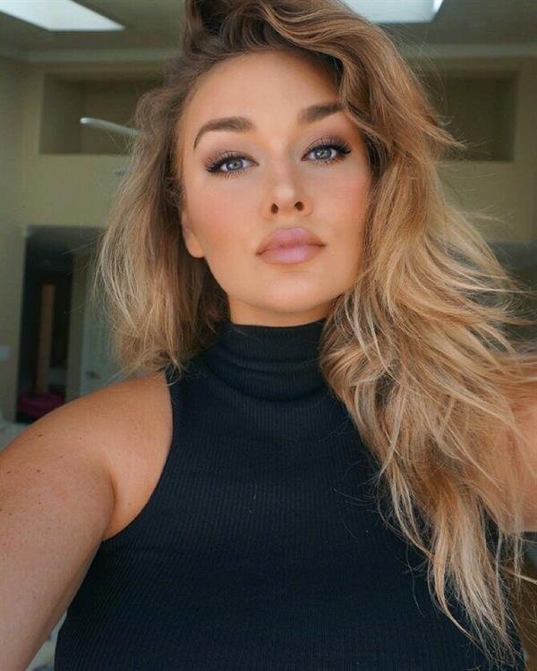 Hunter McGrady taking a selfie