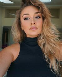 Hunter McGrady Selfie Pictures Hunter McGrady taking a selfie