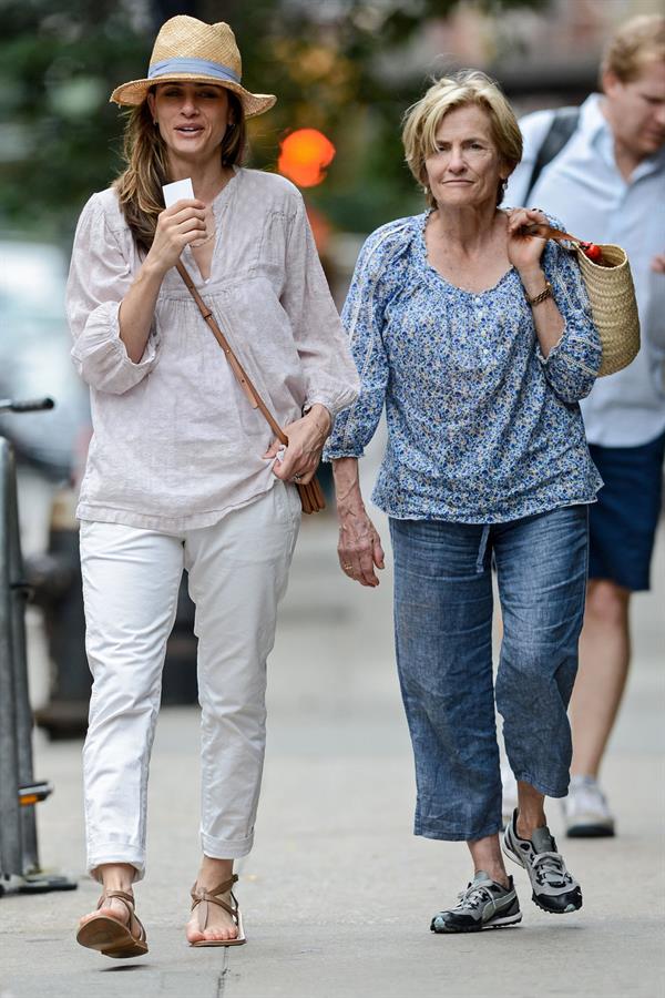 Amanda Peet - Out with her mom - August 25, 2012