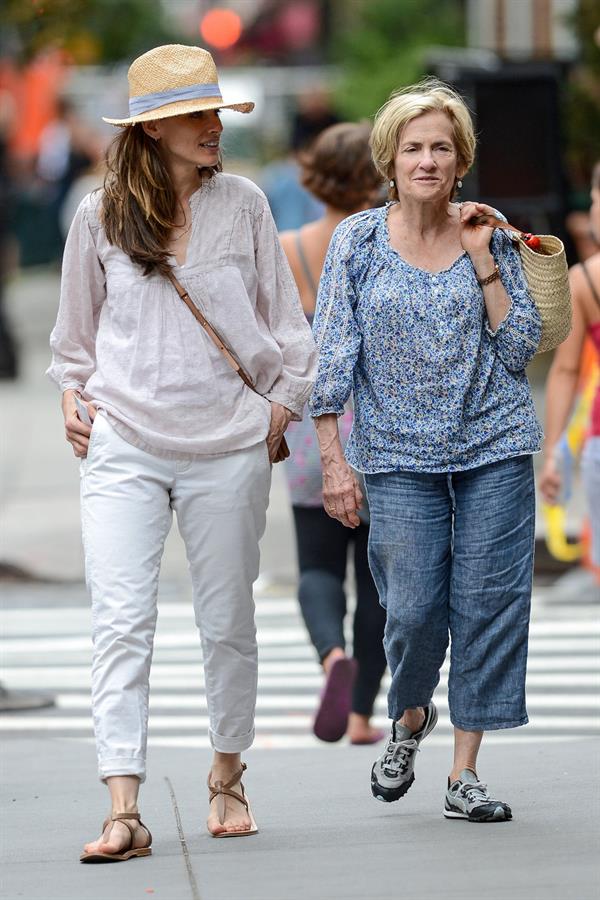 Amanda Peet - Out with her mom - August 25, 2012