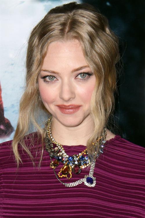 Amanda Seyfried Los Angeles premiere of Red Riding Hood at Graumans Chinese Theatre on March 7, 2011