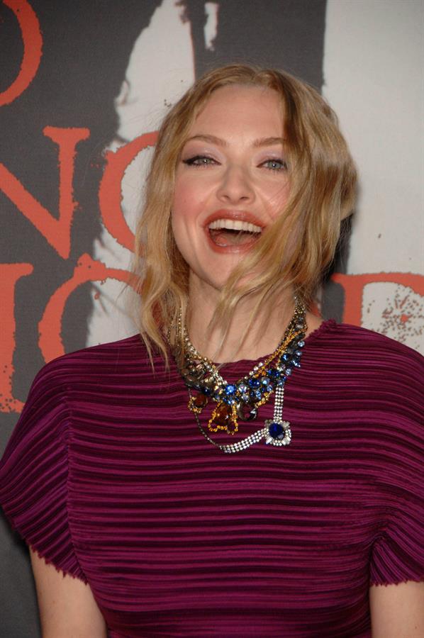 Amanda Seyfried Los Angeles premiere of Red Riding Hood at Graumans Chinese Theatre on March 7, 2011