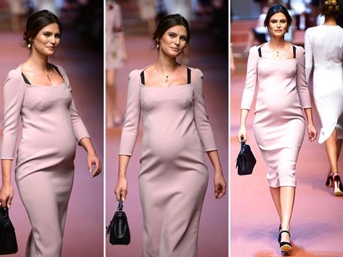 Bianca Balti taking a selfie