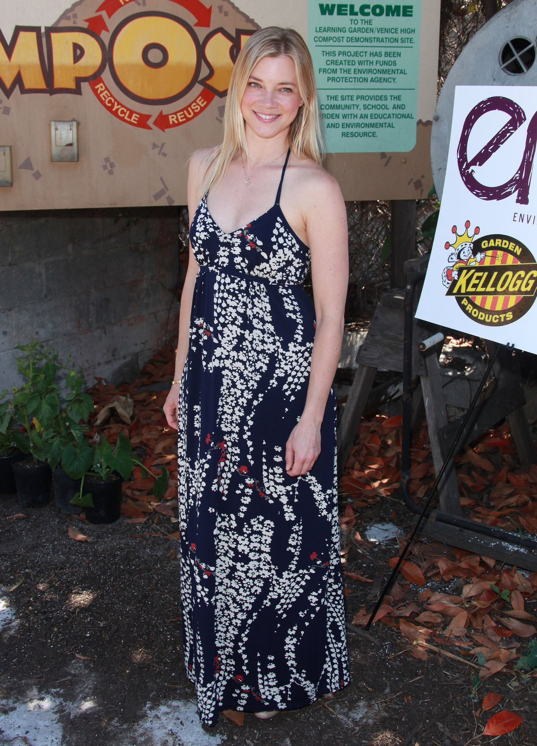 Amy Smart Environmental Media Assoc Organic Garden Lunch in Los Angeles on May 26, 2010 