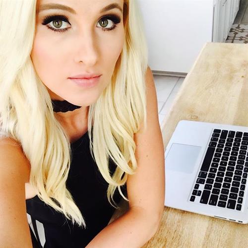 Tomi Lahren taking a selfie