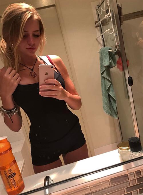 Jade Grobler taking a selfie
