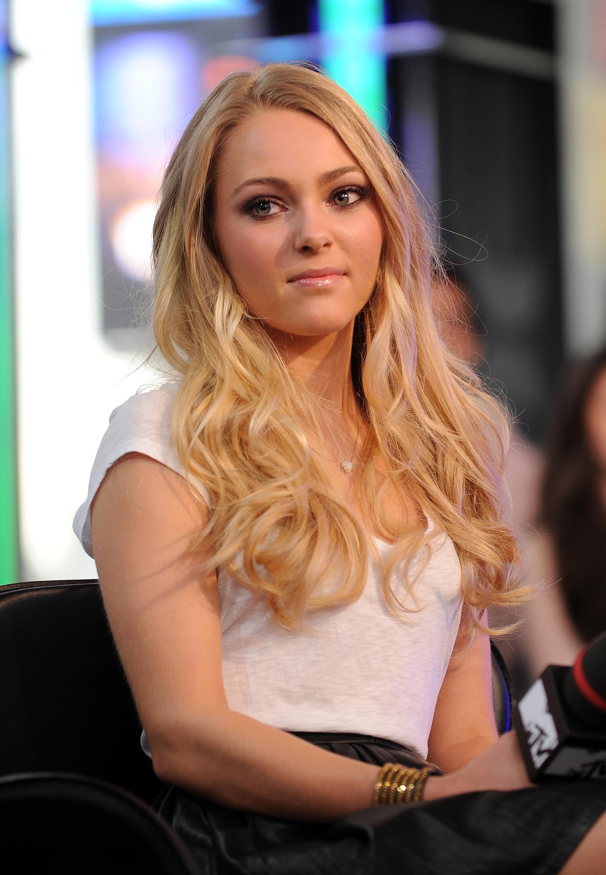 AnnaSophia Robb Pictures Annasophia Robb MTV the Seven Studios on April 4, 2011