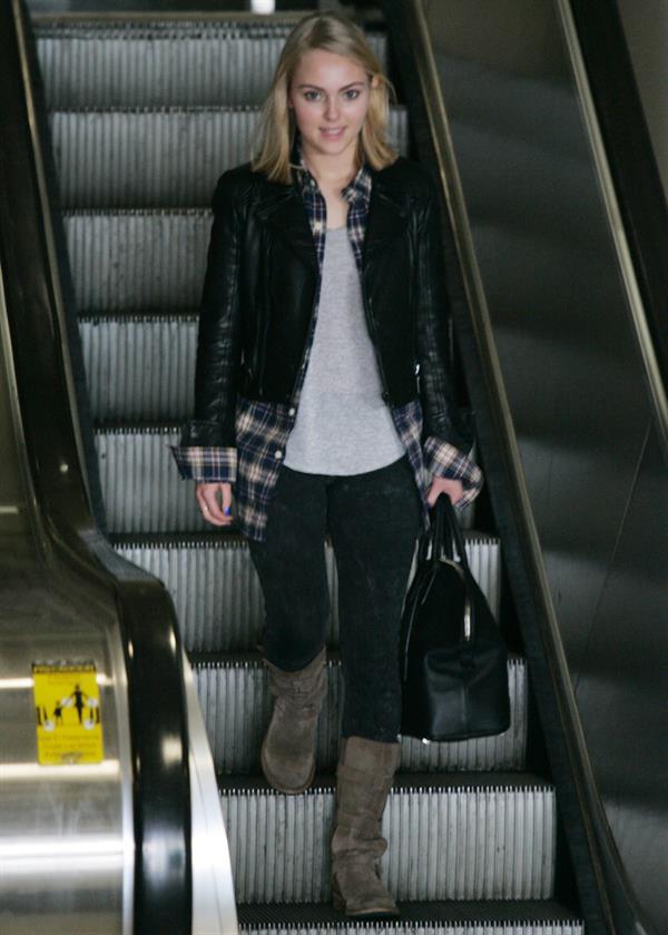 AnnaSophia Robb – at LAX Airport 1/12/13  