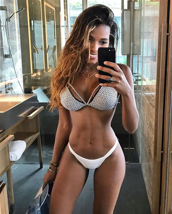 Rosanna Cordoba in a bikini taking a selfie