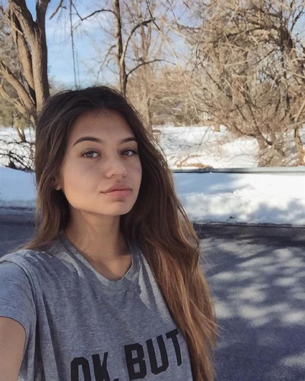Sofia Jamora taking a selfie