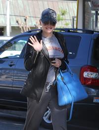 Anna Faris Stops by Salon Benjamin in West Hollywood (November 20, 2012) 