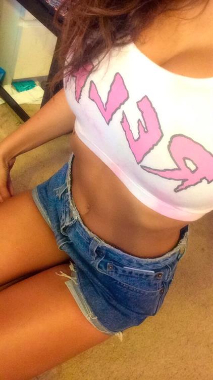 Natalie Best taking a selfie