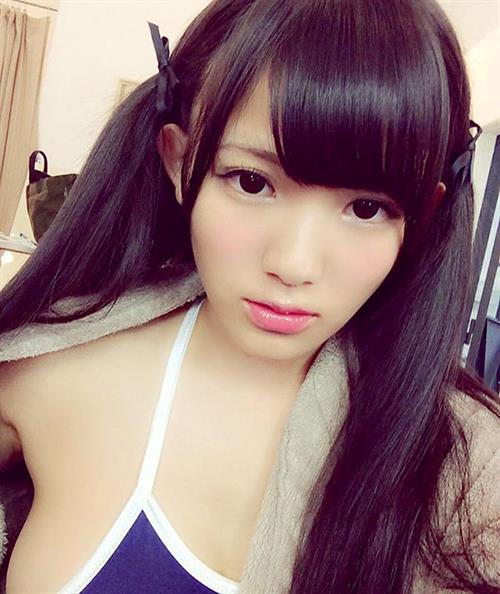 Jun Amaki taking a selfie