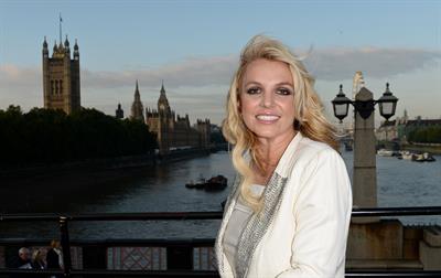 Britney Spears – sightseeing in London 10/15/13  