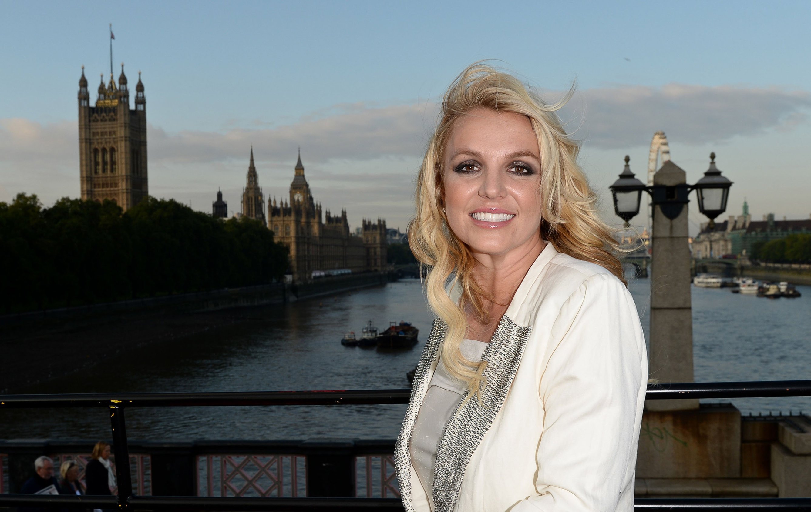 Britney Spears – sightseeing in London 10/15/13  
