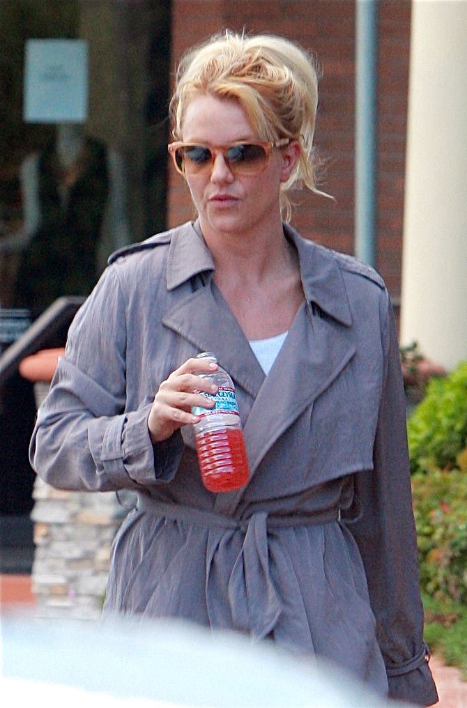 Britney Spears Heads to an appointment in Calabasas, California (November 17, 2012) 
