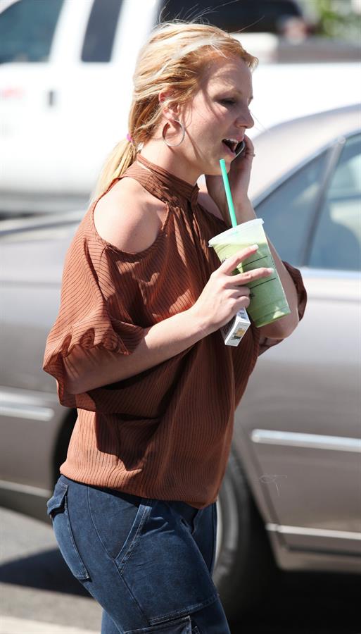 Britney Spears in jeans leaving Starbucks LA (10/04/12) 